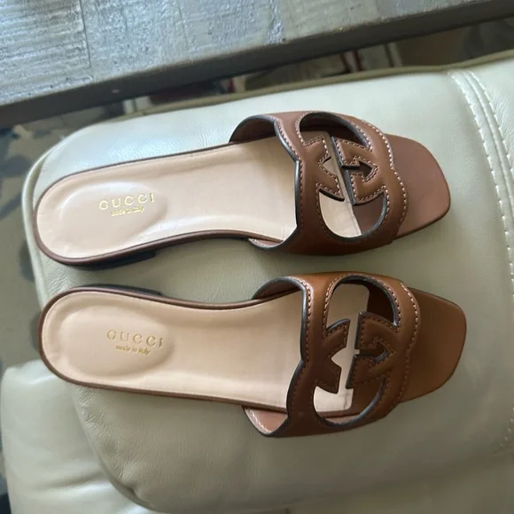 Gucci Brown Leather Sandals with Decorative Buckle - Picture 2 of 5